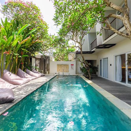 Hola Seminyak Hotel Exterior photo