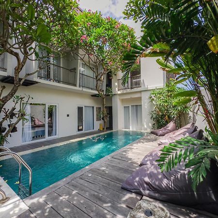 Hola Seminyak Hotel Exterior photo