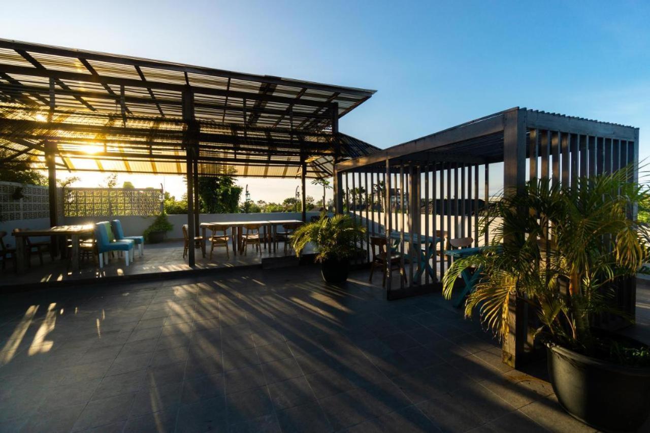 Hola Seminyak Hotel Exterior photo
