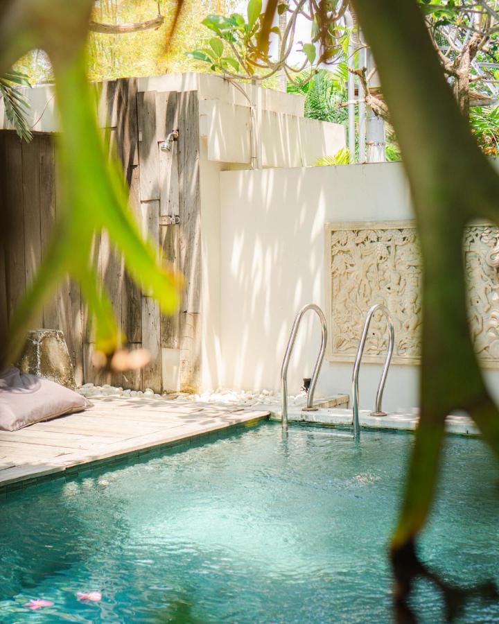 Hola Seminyak Hotel Exterior photo