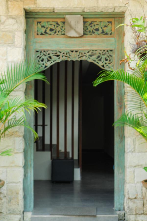 Hola Seminyak Hotel Exterior photo