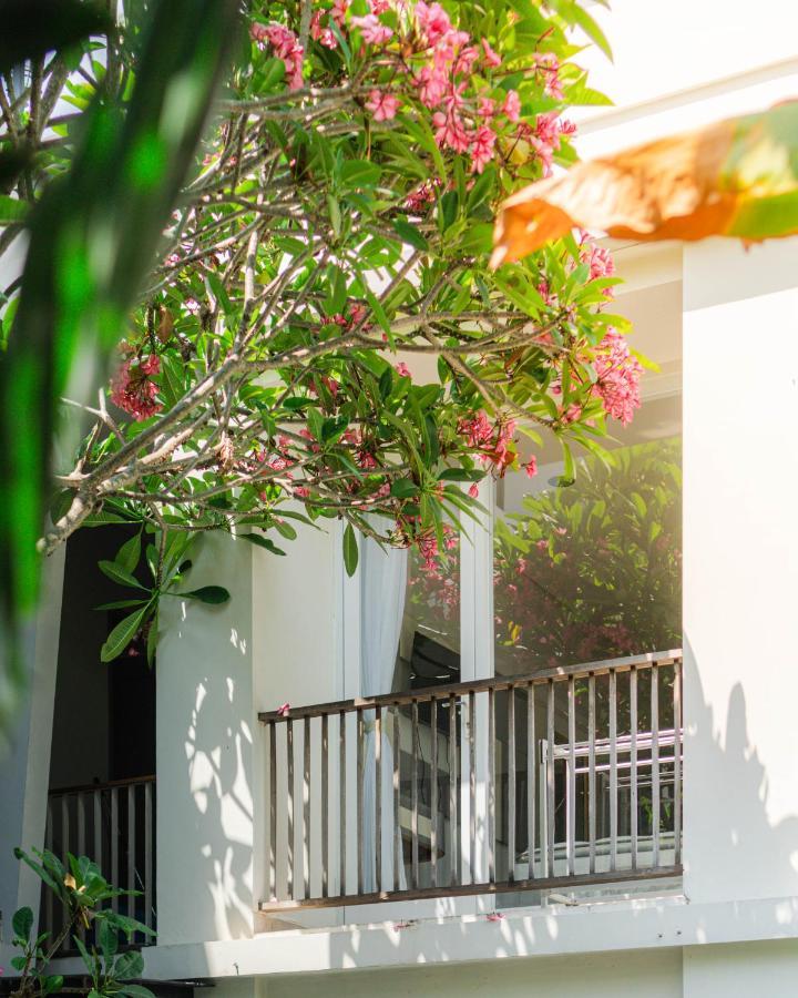 Hola Seminyak Hotel Exterior photo