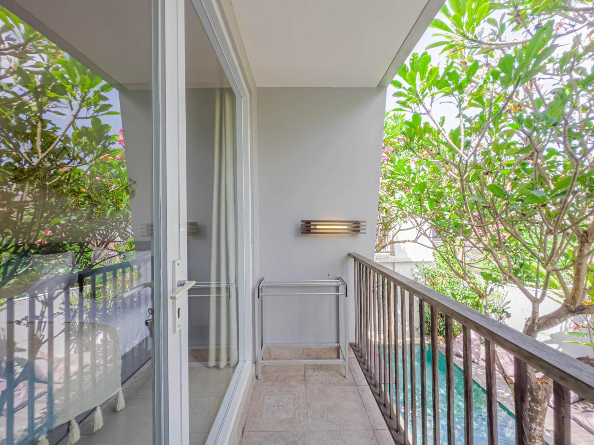 Hola Seminyak Hotel Exterior photo