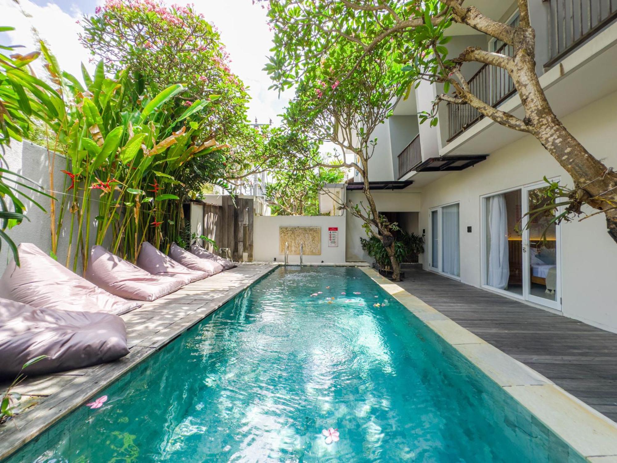 Hola Seminyak Hotel Exterior photo