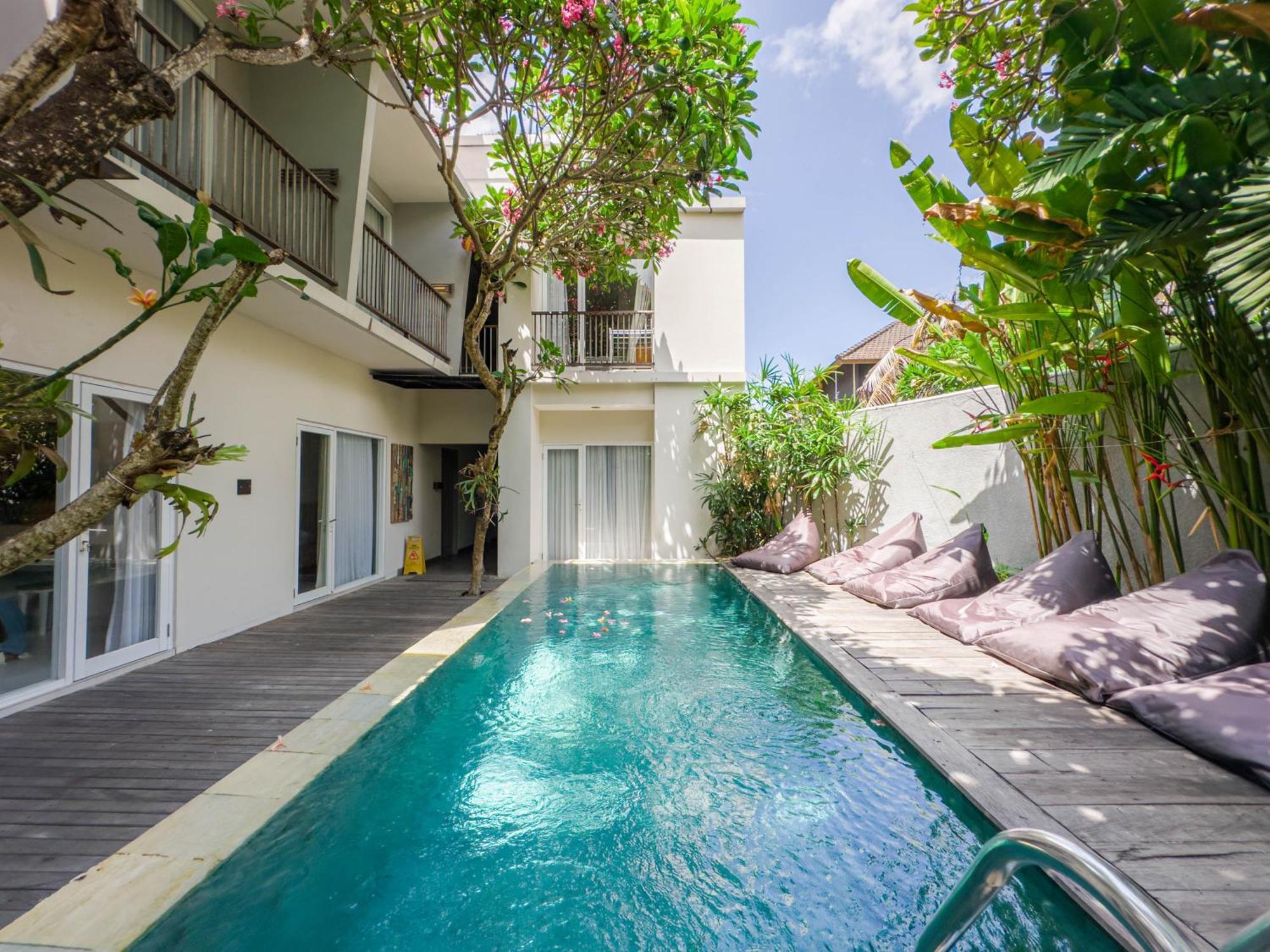 Hola Seminyak Hotel Exterior photo