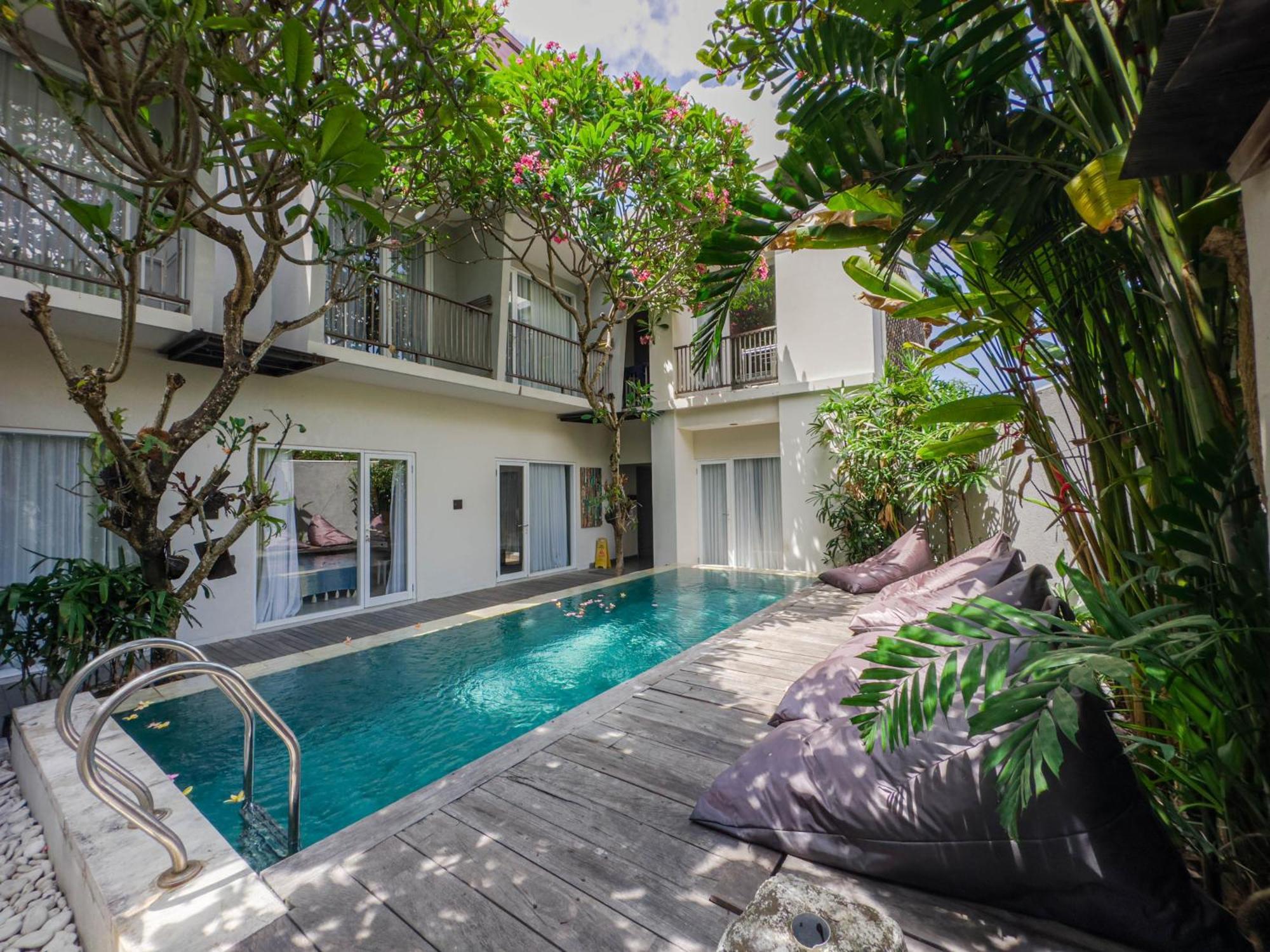 Hola Seminyak Hotel Exterior photo