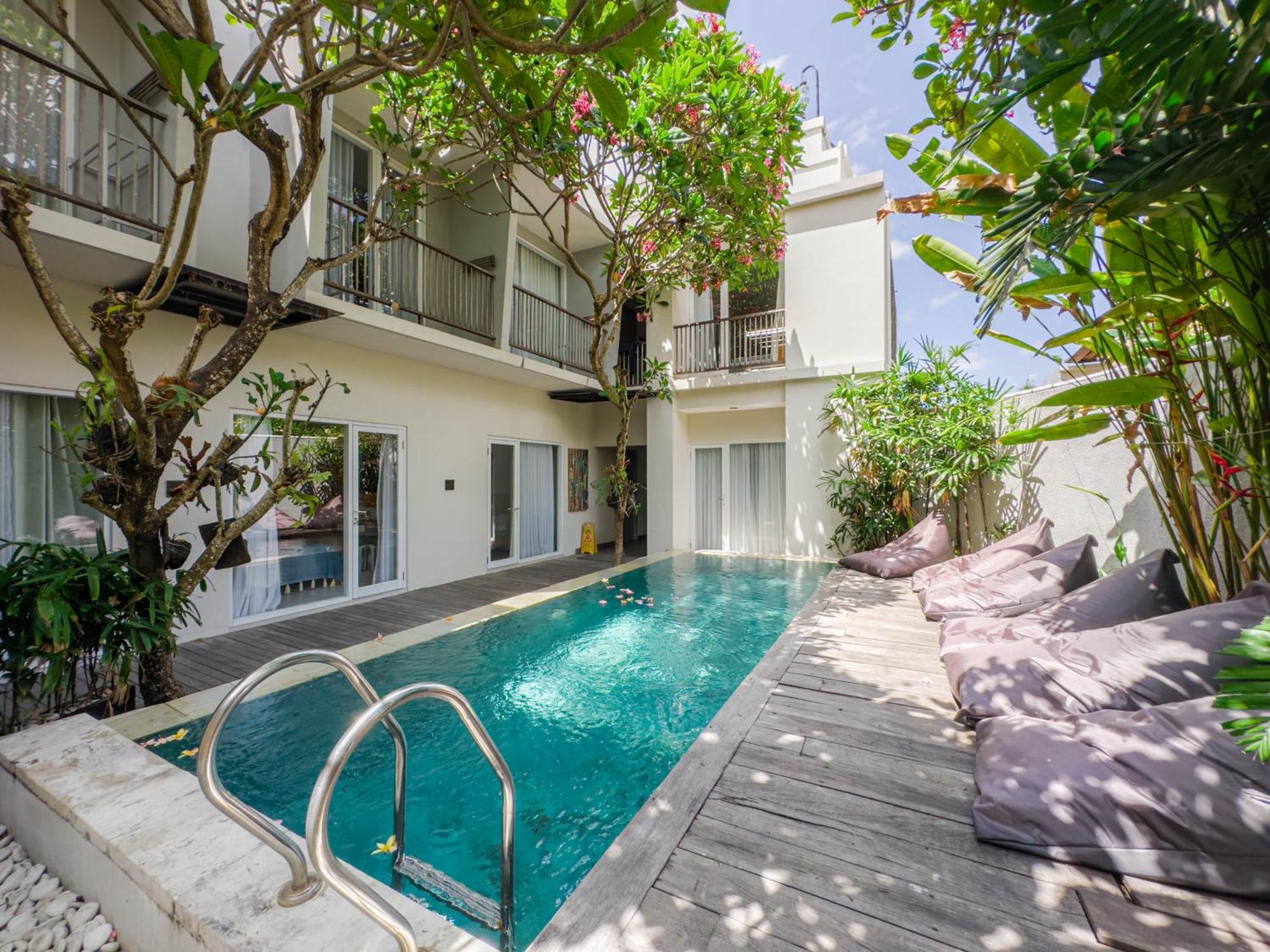 Hola Seminyak Hotel Exterior photo